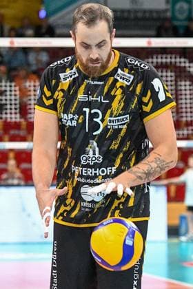 Sebastian Gevert (Powervolleys Düren, 13) beim Aufschlag, konzentriert, , 02.11.2023, Düren (Deutschland), Volleyball, 1. Bundesliga, SWD Powervolleys Düren - Helios Grizzlys Giesen