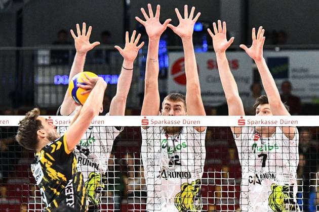 v.li.: Marcin Ernastowicz (Powervolleys Düren, 9) spielt den Ball, Fedor Ivanov (Helios Grizzlys Giesen, 13), Jakob Günthör (Guenthoer) (Helios Grizzlys Giesen, 12), Ilya Goldrin (Helios Grizzlys Giesen, 7) bilden den Block, Aktion, Action, Spielszene, 02.11.2023, Düren (Deutschland), Volleyball, 1. Bundesliga, SWD Powervolleys Düren - Helios Grizzlys Giesen