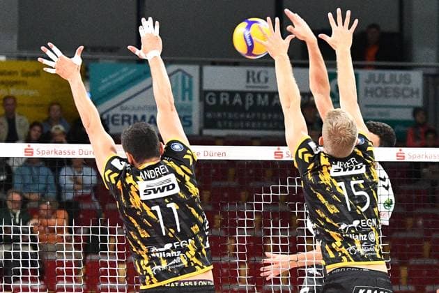 v.li.: Michael Andrei (Powervolleys Düren, 11) und Leo Meyer (Powervolleys Düren, 15) bei der Blockbildung, Aktion, Action, Spielszene, 02.11.2023, Düren (Deutschland), Volleyball, 1. Bundesliga, SWD Powervolleys Düren - Helios Grizzlys Giesen