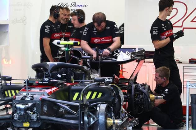 Formula 1 Rolex Sao Paulo Grand Prix 2023 03.11.2023, Autodromo Jose Carlos Pace, Interlagos, Formula 1 Rolex Sao Paulo Grand Prix 2023 , im Bild Mechaniker arbeiten am Auto von Guanyu Zhou (CHN), Alfa Romeo F1 Team Stake