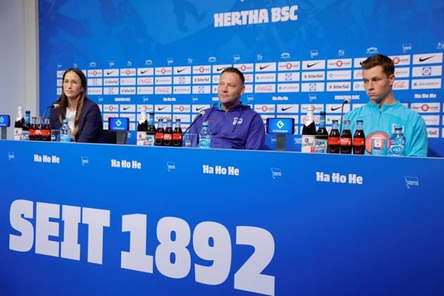 Deutschland, Berlin, Sportpark, GER, 2.FBL, Hertha BSC, Saison 2023 24, Pressekonferenz vor dem Auswärtsspiel gegen den F.C. Hansa Rostock., Foto:Vera Krings, Pressesprecherin, Pál Dárdai,Trainer Hertha BSC, Tjark Ernst, Torwart