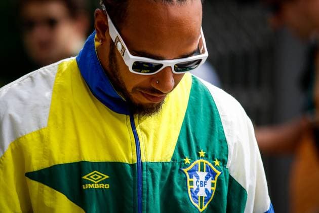 Sport Bilder des Tages Dia de treinos no GP São Paulo 2023 SÃO PAULO, SP - 03.11.2023: DIA DE TREINOS NO GP SÃO PAULO 2023 - Drivers arrive for the first day of free training for the Formula 1 Grand Prix Rolex de São Paulo 2023, this Thursday (02), at the Interlagos racetrack, south of the capital. In the photo, Lewis Hamilton 44, MERCEDES. (Photo: Aloisio Mauricio Fotoarena) x2456296x  AloisioxMauricio