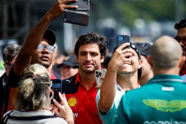 Dia de treinos no GP São Paulo 2023 SÃO PAULO, SP - 03.11.2023: DIA DE TREINOS NO GP SÃO PAULO 2023 - Drivers arrive for the first day of free training for the Formula 1 Grand Prix Rolex de São Paulo 2023, this Thursday (02), at the Interlagos racetrack, south of the capital. In the photo, Carlos Sainz 55, FERRARI. (Photo: Aloisio Mauricio Fotoarena) x2456298x  AloisioxMauricio