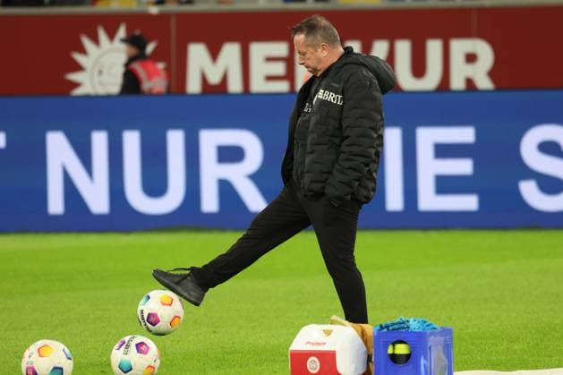 GER, 2. FBL. Fortuna Duesseldorf vs. SV Wehen Wiesbaden 03.11.2023, Merkur Spiel-Arena, Duesseldorf, GER, 2. FBL. Fortuna Duesseldorf vs. SV Wehen Wiesbaden, im Bild: Markus Kauczinski Trainer Headcoach (Wiesbaden), mit Ball