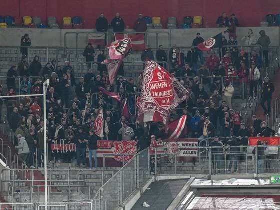 Ein paar Wiesbadener Fans lassen ihre Fahnen wehen. Fortuna Duesseldorf vs. SV Wehen Wiesbaden, Fussball, 2. Bundesliga, 12. Spieltag, Saison 2023 2024, 03.11.2023 DFB DFL Regulations prohibit any use of Photographs as image sequences and or quasi-video Fortuna Duesseldorf vs. SV Wehen Wiesbaden, Fussball, 2. Bundesliga, 12. Spieltag, Saison 2023 2024, 03.11.2023 Duesseldorf