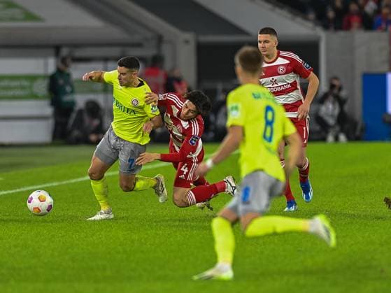 Zweikampf zwischen Robin Heusser (SV Wehen Wiesbaden, 07), und Ao Tanaka (Fortuna Duesseldorf, 04). Dabei Cristos Tzolis (Fortuna Duesseldorf, 07) und Nick Baetzner (SV Wehen Wiesbaden, 08),. Fortuna Duesseldorf vs. SV Wehen Wiesbaden, Fussball, 2. Bundesliga, 12. Spieltag, Saison 2023 2024, 03.11.2023 DFB DFL Regulations prohibit any use of Photographs as image sequences and or quasi-video Fortuna Duesseldorf vs. SV Wehen Wiesbaden, Fussball, 2. Bundesliga, 12. Spieltag, Saison 2023 2024, 03.11.2023 Duesseldorf
