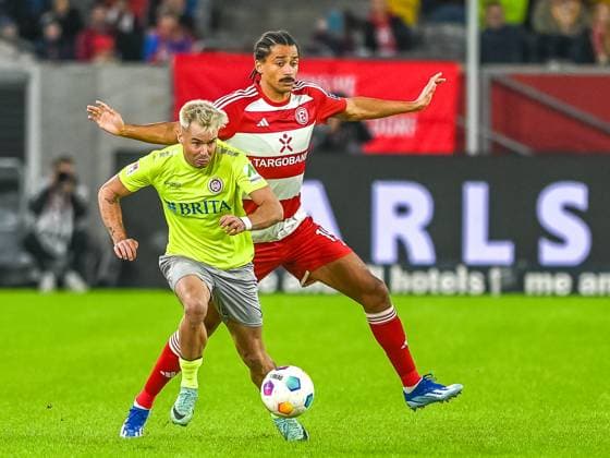 Thijmen Goppel (SV Wehen Wiesbaden, 09), hat sich gegen Emmanuel Iyoha (Fortuna Duesseldorf, 19) durchgesetzt und geht in den Sprint. Fortuna Duesseldorf vs. SV Wehen Wiesbaden, Fussball, 2. Bundesliga, 12. Spieltag, Saison 2023 2024, 03.11.2023 DFB DFL Regulations prohibit any use of Photographs as image sequences and or quasi-video Fortuna Duesseldorf vs. SV Wehen Wiesbaden, Fussball, 2. Bundesliga, 12. Spieltag, Saison 2023 2024, 03.11.2023 Duesseldorf