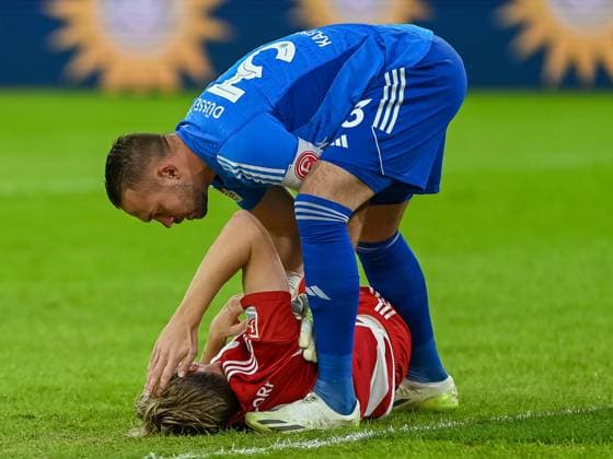 Florian Kastenmeier (Fortuna Duesseldorf, 33) kuemmert sich um den verletzten Vincent Vermeij (Fortuna Duesseldorf, 09). Der ausgewechselt werden muss. Fortuna Duesseldorf vs. SV Wehen Wiesbaden, Fussball, 2. Bundesliga, 12. Spieltag, Saison 2023 2024, 03.11.2023 DFB DFL Regulations prohibit any use of Photographs as image sequences and or quasi-video Fortuna Duesseldorf vs. SV Wehen Wiesbaden, Fussball, 2. Bundesliga, 12. Spieltag, Saison 2023 2024, 03.11.2023 Duesseldorf