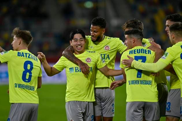 Hyun-ju Lee ( 20, SV Wehen Wiesbaden) jubelt nach dem Tor zum 0:1 03.11.2023 Fussball Fortuna Duesseldorf vs SV Wehen Wiesbaden, Merkur Spiel-Arena, Duesseldorf, DFB DFL REGULATIONS PROHIBIT ANY USE OF PHOTOGRAPHS AS IMAGE SEQUENCES AND OR QUASI-VIDEO NRW Germany