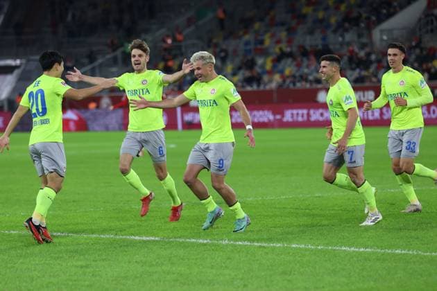 GER, 2. FBL. Fortuna Duesseldorf vs. SV Wehen Wiesbaden 03.11.2023, Merkur Spiel-Arena, Duesseldorf, GER, 2. FBL. Fortuna Duesseldorf vs. SV Wehen Wiesbaden, im Bild: 1:0 fuer Wiesbaden durch Hyun-ju Lee (Wiesbaden 20), Torjubel Jubel Jubellauf, Gino Fechner (Wiesbaden 6), Thijmen Goppel (Wiesbaden 9),