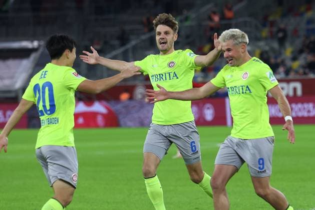 GER, 2. FBL. Fortuna Duesseldorf vs. SV Wehen Wiesbaden 03.11.2023, Merkur Spiel-Arena, Duesseldorf, GER, 2. FBL. Fortuna Duesseldorf vs. SV Wehen Wiesbaden, im Bild: 1:0 fuer Wiesbaden durch Hyun-ju Lee (Wiesbaden 20), Torjubel Jubel Jubellauf, Gino Fechner (Wiesbaden 6), Thijmen Goppel (Wiesbaden 9),