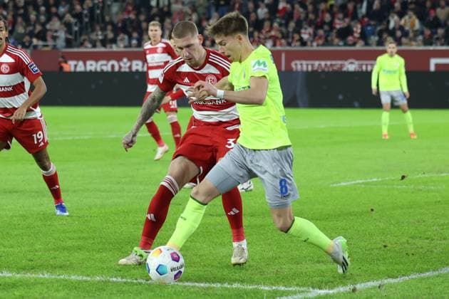 GER, 2. FBL. Fortuna Duesseldorf vs. SV Wehen Wiesbaden 03.11.2023, Merkur Spiel-Arena, Duesseldorf, GER, 2. FBL. Fortuna Duesseldorf vs. SV Wehen Wiesbaden, im Bild: Jordy de Wijs (Fortuna Duesseldorf 30), im Zweikampf gegen Nick Bätzner (Wiesbaden 8),