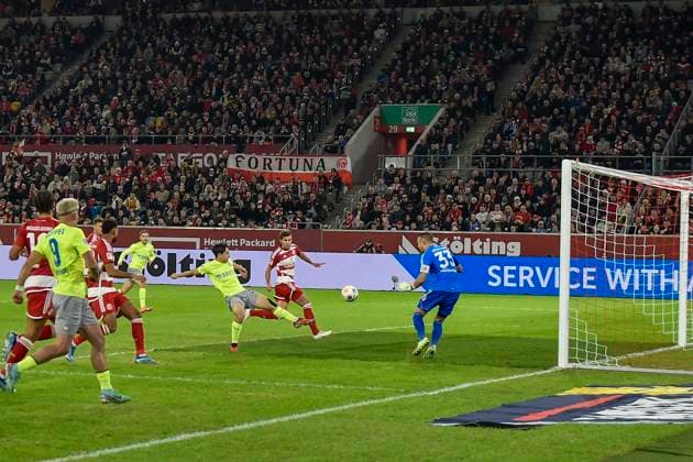 Hyun-ju Lee ( 20, SV Wehen Wiesbaden) erzielt das Tor zum 0:1 03.11.2023 Fussball Fortuna Duesseldorf vs SV Wehen Wiesbaden, Merkur Spiel-Arena, Duesseldorf, DFB DFL REGULATIONS PROHIBIT ANY USE OF PHOTOGRAPHS AS IMAGE SEQUENCES AND OR QUASI-VIDEO NRW Germany