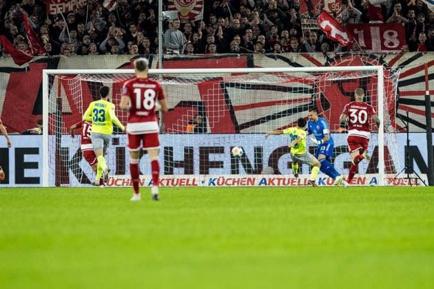 2. Fussball Bundesliga; Fortuna Duesseldorf 1895 - SV Wehen Wiesbaden; 03.11.2023 Hyun-ju Lee (SV Wehen Wiesbaden, 20) schiesst das 0:1 2. Fussball Bundesliga, Fortuna Duesseldorf 1895 - SV Wehen Wiesbaden, Duesseldorf, Merkur Spiel-Arena DFL REGULATIONS PROHIBIT ANY USE OF PHOTOGRAPHS AS IMAGE SEQUENCES AND OR QUASI-VIDEO.