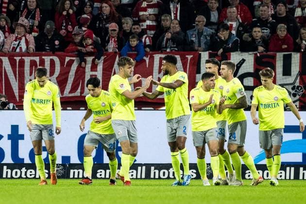 2. Fussball Bundesliga; Fortuna Duesseldorf 1895 - SV Wehen Wiesbaden; 03.11.2023 Jubel zum 0:1 durch Hyun-ju Lee (SV Wehen Wiesbaden, 20) 2. Fussball Bundesliga, Fortuna Duesseldorf 1895 - SV Wehen Wiesbaden, Duesseldorf, Merkur Spiel-Arena DFL REGULATIONS PROHIBIT ANY USE OF PHOTOGRAPHS AS IMAGE SEQUENCES AND OR QUASI-VIDEO.