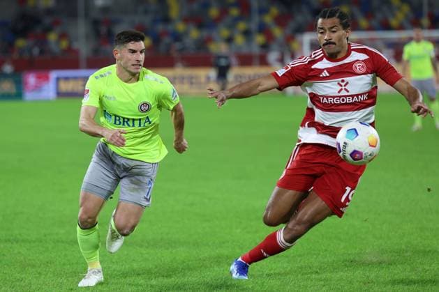 GER, 2. FBL. Fortuna Duesseldorf vs. SV Wehen Wiesbaden 03.11.2023, Merkur Spiel-Arena, Duesseldorf, GER, 2. FBL. Fortuna Duesseldorf vs. SV Wehen Wiesbaden, im Bild: Robin Heußer (Wiesbaden 7), im Zweikampf gegen Emmanuel Iyoha (Fortuna Duesseldorf 19),