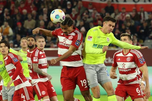 GER, 2. FBL. Fortuna Duesseldorf vs. SV Wehen Wiesbaden 03.11.2023, Merkur Spiel-Arena, Duesseldorf, GER, 2. FBL. Fortuna Duesseldorf vs. SV Wehen Wiesbaden, im Bild: Kopfball durch Emmanuel Iyoha (Fortuna Duesseldorf 19),
