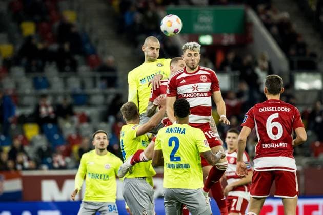 2. Fussball Bundesliga; Fortuna Duesseldorf 1895 - SV Wehen Wiesbaden; 03.11.2023 Kopfballduell Aleksandar Vukotic (SV Wehen Wiesbaden, 26), Jordy de Wijs (Fortuna Duesseldorf, 30), Jona Niemiec (Fortuna Duesseldorf, 18) 2. Fussball Bundesliga, Fortuna Duesseldorf 1895 - SV Wehen Wiesbaden, Duesseldorf, Merkur Spiel-Arena DFL REGULATIONS PROHIBIT ANY USE OF PHOTOGRAPHS AS IMAGE SEQUENCES AND OR QUASI-VIDEO.