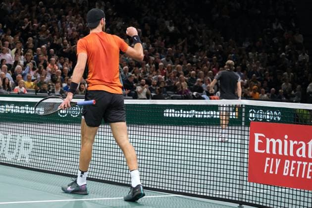 November 3, 2023, Paris, France: Russian player KAREN KHACHANOV returns the ball to Greek player STEFANOS TSITSIPAS during the quarter final of Rolex Paris Masters 1000 tournament at Paris Accor Arena Stadium - France..Tsitsipas won: 6:3 6:4 Paris France - ZUMAp119 20231103_zaf_p119_047 Copyright: xPierrexSteveninx