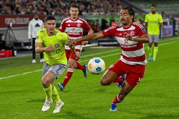 Robin Heusser (SV Wehen Wiesbaden, 07) und Emmanuel Iyoha (Fortuna Duesseldorf, 19) im Zweikampf. Dahinter Cristos Tzolis (Fortuna Duesseldorf, 07). Fortuna Duesseldorf vs. SV Wehen Wiesbaden, Fussball, 2. Bundesliga, 12. Spieltag, Saison 2023 2024, 03.11.2023 DFB DFL Regulations prohibit any use of Photographs as image sequences and or quasi-video Fortuna Duesseldorf vs. SV Wehen Wiesbaden, Fussball, 2. Bundesliga, 12. Spieltag, Saison 2023 2024, 03.11.2023 Duesseldorf