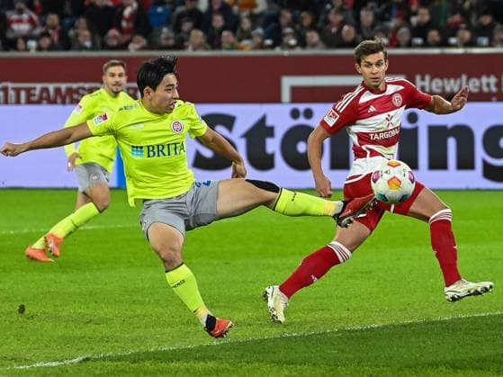 Hyunju Lee (SV Wehen Wiesbaden, 20), springt in die Flanke und erzielt damit das Tor zum 1:0. Dahinter Tim Oberdorf (Fortuna Duesseldorf, 15). Fortuna Duesseldorf vs. SV Wehen Wiesbaden, Fussball, 2. Bundesliga, 12. Spieltag, Saison 2023 2024, 03.11.2023 DFB DFL Regulations prohibit any use of Photographs as image sequences and or quasi-video Fortuna Duesseldorf vs. SV Wehen Wiesbaden, Fussball, 2. Bundesliga, 12. Spieltag, Saison 2023 2024, 03.11.2023 Duesseldorf