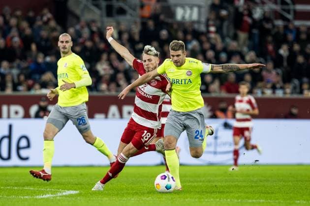 2. Fussball Bundesliga; Fortuna Duesseldorf 1895 - SV Wehen Wiesbaden; 03.11.2023 Zweikampf Jona Niemiec (Fortuna Duesseldorf, 18), Marcus Mathisen (SV Wehen Wiesbaden, 24) 2. Fussball Bundesliga, Fortuna Duesseldorf 1895 - SV Wehen Wiesbaden, Duesseldorf, Merkur Spiel-Arena DFL REGULATIONS PROHIBIT ANY USE OF PHOTOGRAPHS AS IMAGE SEQUENCES AND OR QUASI-VIDEO.