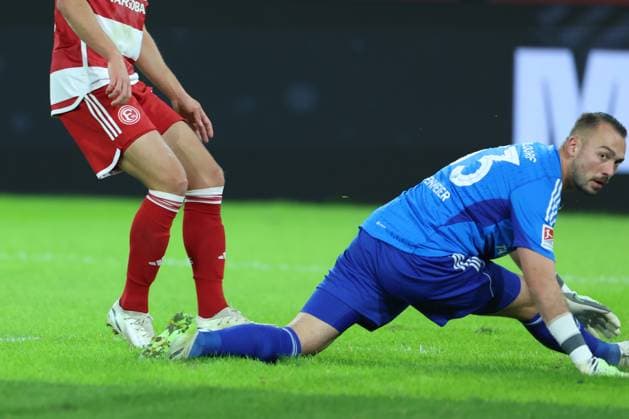 GER, 2. FBL. Fortuna Duesseldorf vs. SV Wehen Wiesbaden 03.11.2023, Merkur Spiel-Arena, Duesseldorf, GER, 2. FBL. Fortuna Duesseldorf vs. SV Wehen Wiesbaden, im Bild: Florian Kastenmeier (Fortuna Duesseldorf 33), hat das Nachsehen beim 2:0 fuer Wiesbaden