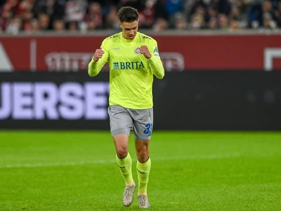 John Iredale (SV Wehen Wiesbaden, 33) reisst jubelnd die Arme hoch nach dem Tor zum 2:0 durch Amar Catic (SV Wehen Wiesbaden, 34),. Fortuna Duesseldorf vs. SV Wehen Wiesbaden, Fussball, 2. Bundesliga, 12. Spieltag, Saison 2023 2024, 03.11.2023 DFB DFL Regulations prohibit any use of Photographs as image sequences and or quasi-video Fortuna Duesseldorf vs. SV Wehen Wiesbaden, Fussball, 2. Bundesliga, 12. Spieltag, Saison 2023 2024, 03.11.2023 Duesseldorf