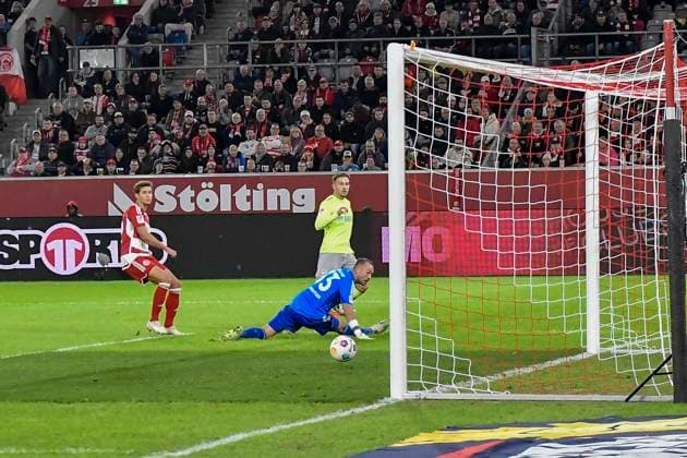 Amar Catic ( 34, SV Wehen Wiesbaden) erzielt das Tor zum 0:2 03.11.2023 Fussball Fortuna Duesseldorf vs SV Wehen Wiesbaden, Merkur Spiel-Arena, Duesseldorf, DFB DFL REGULATIONS PROHIBIT ANY USE OF PHOTOGRAPHS AS IMAGE SEQUENCES AND OR QUASI-VIDEO NRW Germany
