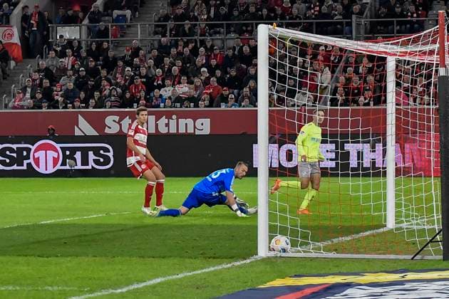 Amar Catic ( 34, SV Wehen Wiesbaden) erzielt das Tor zum 0:2 03.11.2023 Fussball Fortuna Duesseldorf vs SV Wehen Wiesbaden, Merkur Spiel-Arena, Duesseldorf, DFB DFL REGULATIONS PROHIBIT ANY USE OF PHOTOGRAPHS AS IMAGE SEQUENCES AND OR QUASI-VIDEO NRW Germany