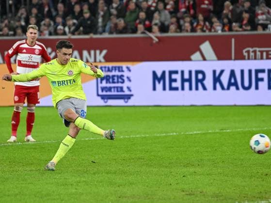 Im zweiten Versuch erzielt John Iredale (SV Wehen Wiesbaden, 33) das Tor zum 3:0 per Elfmeter. Dahinter Felix Klaus (Fortuna Duesseldorf, 11). Fortuna Duesseldorf vs. SV Wehen Wiesbaden, Fussball, 2. Bundesliga, 12. Spieltag, Saison 2023 2024, 03.11.2023 DFB DFL Regulations prohibit any use of Photographs as image sequences and or quasi-video Fortuna Duesseldorf vs. SV Wehen Wiesbaden, Fussball, 2. Bundesliga, 12. Spieltag, Saison 2023 2024, 03.11.2023 Duesseldorf