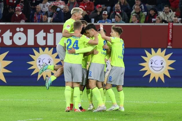 GER, 2. FBL. Fortuna Duesseldorf vs. SV Wehen Wiesbaden 03.11.2023, Merkur Spiel-Arena, Duesseldorf, GER, 2. FBL. Fortuna Duesseldorf vs. SV Wehen Wiesbaden, im Bild: Torjubel Jubel Jubellauf, 3:0 fuer Wiesbaden durch John Iredale (Wiesbaden 33), mit Marcus Mathisen (Wiesbaden 24), Martin Angha (Wiesbaden 2), Nick Bätzner (Wiesbaden 8),