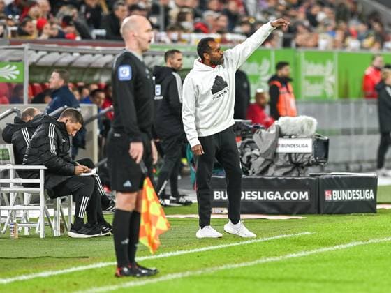 Daniel Thioune (Fortuna Duesseldorf, Cheftrainer) beordert seine Mannschaft in die freien Raeume. Fortuna Duesseldorf vs. SV Wehen Wiesbaden, Fussball, 2. Bundesliga, 12. Spieltag, Saison 2023 2024, 03.11.2023 DFB DFL Regulations prohibit any use of Photographs as image sequences and or quasi-video Fortuna Duesseldorf vs. SV Wehen Wiesbaden, Fussball, 2. Bundesliga, 12. Spieltag, Saison 2023 2024, 03.11.2023 Duesseldorf