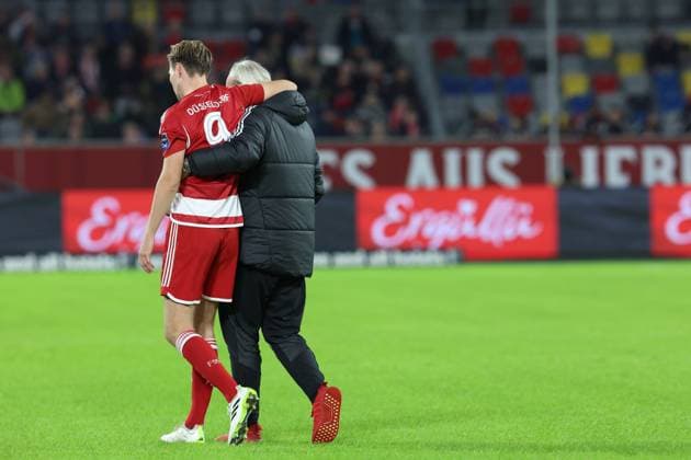GER, 2. FBL. Fortuna Duesseldorf vs. SV Wehen Wiesbaden 03.11.2023, Merkur Spiel-Arena, Duesseldorf, GER, 2. FBL. Fortuna Duesseldorf vs. SV Wehen Wiesbaden, im Bild: Vincent Vermeij (Fortuna Duesseldorf 9), Verletzung verletzt Schmerzen, muss behandelt werden und spaeter ausgetauscht
