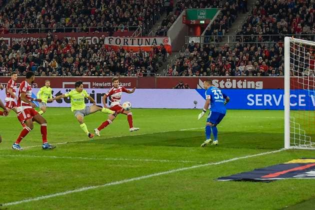 Hyun-ju Lee ( 20, SV Wehen Wiesbaden) erzielt das Tor zum 0:1 03.11.2023 Fussball Fortuna Duesseldorf vs SV Wehen Wiesbaden, Merkur Spiel-Arena, Duesseldorf, DFB DFL REGULATIONS PROHIBIT ANY USE OF PHOTOGRAPHS AS IMAGE SEQUENCES AND OR QUASI-VIDEO NRW Germany