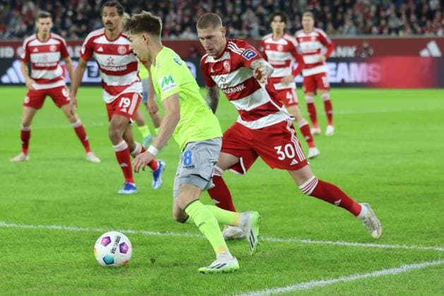 GER, 2. FBL. Fortuna Duesseldorf vs. SV Wehen Wiesbaden 03.11.2023, Merkur Spiel-Arena, Duesseldorf, GER, 2. FBL. Fortuna Duesseldorf vs. SV Wehen Wiesbaden, im Bild: Nick Bätzner (Wiesbaden 8), im Zweikampf gegen Jordy de Wijs (Fortuna Duesseldorf 30),
