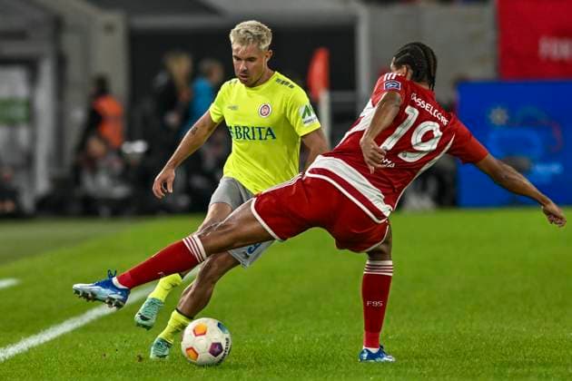 v. li. im Zweikampf Thijmen Goppel ( 9, SV Wehen Wiesbaden) Emmanuel Iyoha ( 19, Fortuna Duesseldorf) 03.11.2023 Fussball Fortuna Duesseldorf vs SV Wehen Wiesbaden, Merkur Spiel-Arena, Duesseldorf, DFB DFL REGULATIONS PROHIBIT ANY USE OF PHOTOGRAPHS AS IMAGE SEQUENCES AND OR QUASI-VIDEO NRW Germany