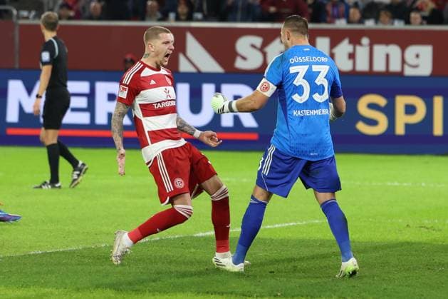 GER, 2. FBL. Fortuna Duesseldorf vs. SV Wehen Wiesbaden 03.11.2023, Merkur Spiel-Arena, Duesseldorf, GER, 2. FBL. Fortuna Duesseldorf vs. SV Wehen Wiesbaden, im Bild: Florian Kastenmeier (Fortuna Duesseldorf 33), und Jordy de Wijs (Fortuna Duesseldorf 30), freuen sich zunaechst ueber einen gehaltenen 11 Meter
