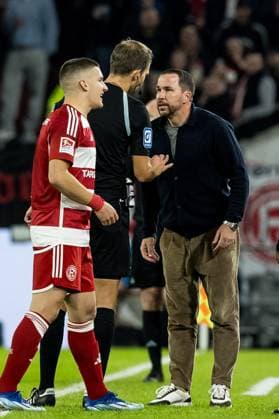 2. Fussball Bundesliga; Fortuna Duesseldorf 1895 - SV Wehen Wiesbaden; 03.11.2023 Christian Weber (Sportdirektor Fortuna Duesseldorf) sieht Gelb 2. Fussball Bundesliga, Fortuna Duesseldorf 1895 - SV Wehen Wiesbaden, Duesseldorf, Merkur Spiel-Arena DFL REGULATIONS PROHIBIT ANY USE OF PHOTOGRAPHS AS IMAGE SEQUENCES AND OR QUASI-VIDEO.