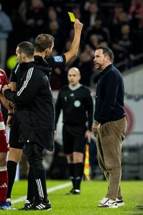 2. Fussball Bundesliga; Fortuna Duesseldorf 1895 - SV Wehen Wiesbaden; 03.11.2023 Christian Weber (Sportdirektor Fortuna Duesseldorf) sieht Gelb 2. Fussball Bundesliga, Fortuna Duesseldorf 1895 - SV Wehen Wiesbaden, Duesseldorf, Merkur Spiel-Arena DFL REGULATIONS PROHIBIT ANY USE OF PHOTOGRAPHS AS IMAGE SEQUENCES AND OR QUASI-VIDEO.