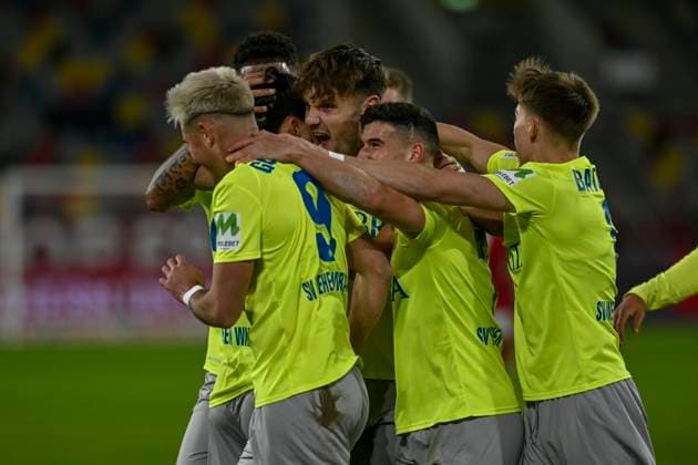 Hyun-ju Lee ( 20, SV Wehen Wiesbaden) jubelt nach dem Tor zum 0:1 mit der Mannschaft 03.11.2023 Fussball Fortuna Duesseldorf vs SV Wehen Wiesbaden, Merkur Spiel-Arena, Duesseldorf, DFB DFL REGULATIONS PROHIBIT ANY USE OF PHOTOGRAPHS AS IMAGE SEQUENCES AND OR QUASI-VIDEO NRW Germany