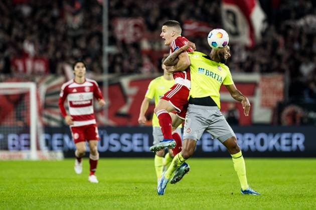 2. Fussball Bundesliga; Fortuna Duesseldorf 1895 - SV Wehen Wiesbaden; 03.11.2023 Kopfballduell Christos Tzolis (Fortuna Duesseldorf, 7), Martin Angha (SV Wehen Wiesbaden, 2) 2. Fussball Bundesliga, Fortuna Duesseldorf 1895 - SV Wehen Wiesbaden, Duesseldorf, Merkur Spiel-Arena DFL REGULATIONS PROHIBIT ANY USE OF PHOTOGRAPHS AS IMAGE SEQUENCES AND OR QUASI-VIDEO.