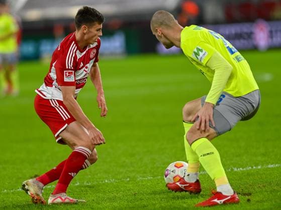 Yannik Engelhardt (Fortuna Duesseldorf, 06) legt den Bal an Aleksandar Vukotic (SV Wehen Wiesbaden, 26) vorbei. Fortuna Duesseldorf vs. SV Wehen Wiesbaden, Fussball, 2. Bundesliga, 12. Spieltag, Saison 2023 2024, 03.11.2023 DFB DFL Regulations prohibit any use of Photographs as image sequences and or quasi-video Fortuna Duesseldorf vs. SV Wehen Wiesbaden, Fussball, 2. Bundesliga, 12. Spieltag, Saison 2023 2024, 03.11.2023 Duesseldorf