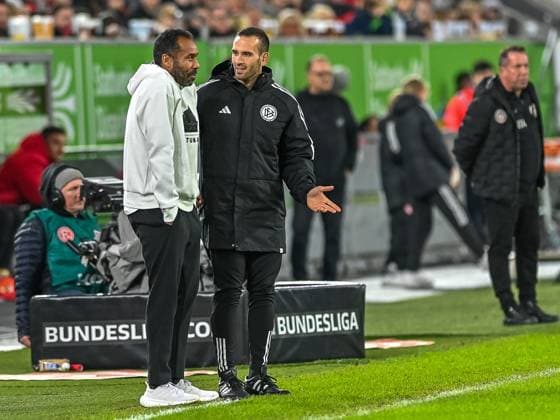 Daniel Thioune (Fortuna Duesseldorf, Cheftrainer) im Gespraech mit Leonidas Exuzidis (Vierter Offizieller). Fortuna Duesseldorf vs. SV Wehen Wiesbaden, Fussball, 2. Bundesliga, 12. Spieltag, Saison 2023 2024, 03.11.2023 DFB DFL Regulations prohibit any use of Photographs as image sequences and or quasi-video Fortuna Duesseldorf vs. SV Wehen Wiesbaden, Fussball, 2. Bundesliga, 12. Spieltag, Saison 2023 2024, 03.11.2023 Duesseldorf