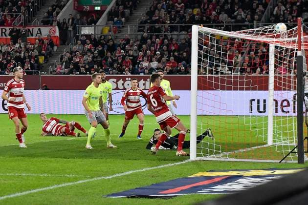 Yannik Engelhardt ( 6, Fortuna Duesseldorf) erzielt das Tor zum 1:3 03.11.2023 Fussball Fortuna Duesseldorf vs SV Wehen Wiesbaden, Merkur Spiel-Arena, Duesseldorf, DFB DFL REGULATIONS PROHIBIT ANY USE OF PHOTOGRAPHS AS IMAGE SEQUENCES AND OR QUASI-VIDEO NRW Germany