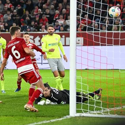 Yannik Engelhardt (Fortuna Duesseldorf, 06) kann zum Tor zum 1: 3 abstauben. Florian Strietzel (SV Wehen Wiesbaden, 16) liegt geschlagen am Boden. Fortuna Duesseldorf vs. SV Wehen Wiesbaden, Fussball, 2. Bundesliga, 12. Spieltag, Saison 2023 2024, 03.11.2023 DFB DFL Regulations prohibit any use of Photographs as image sequences and or quasi-video Fortuna Duesseldorf vs. SV Wehen Wiesbaden, Fussball, 2. Bundesliga, 12. Spieltag, Saison 2023 2024, 03.11.2023 Duesseldorf