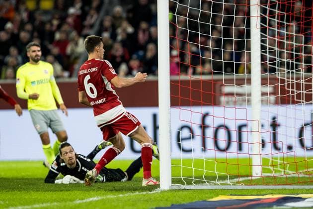 2. Fussball Bundesliga; Fortuna Duesseldorf 1895 - SV Wehen Wiesbaden; 03.11.2023 Yannik Engelhardt (Fortuna Duesseldorf, 6) verkuerzt zum 1:3 2. Fussball Bundesliga, Fortuna Duesseldorf 1895 - SV Wehen Wiesbaden, Duesseldorf, Merkur Spiel-Arena DFL REGULATIONS PROHIBIT ANY USE OF PHOTOGRAPHS AS IMAGE SEQUENCES AND OR QUASI-VIDEO.