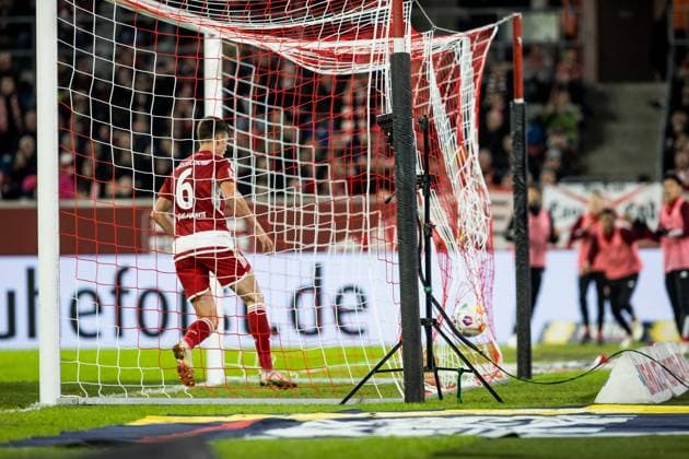 2. Fussball Bundesliga; Fortuna Duesseldorf 1895 - SV Wehen Wiesbaden; 03.11.2023 Yannik Engelhardt (Fortuna Duesseldorf, 6) verkuerzt zum 1:3 2. Fussball Bundesliga, Fortuna Duesseldorf 1895 - SV Wehen Wiesbaden, Duesseldorf, Merkur Spiel-Arena DFL REGULATIONS PROHIBIT ANY USE OF PHOTOGRAPHS AS IMAGE SEQUENCES AND OR QUASI-VIDEO.