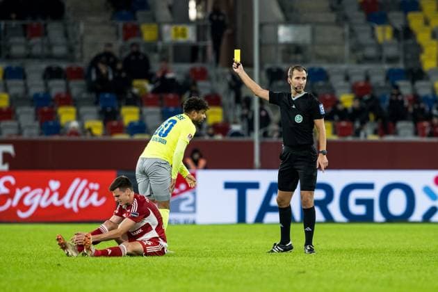 2. Fussball Bundesliga; Fortuna Duesseldorf 1895 - SV Wehen Wiesbaden; 03.11.2023 Kianz Froese (SV Wehen Wiesbaden, 30) sieht gelb 2. Fussball Bundesliga, Fortuna Duesseldorf 1895 - SV Wehen Wiesbaden, Duesseldorf, Merkur Spiel-Arena DFL REGULATIONS PROHIBIT ANY USE OF PHOTOGRAPHS AS IMAGE SEQUENCES AND OR QUASI-VIDEO.