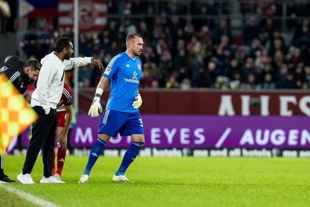 2. Fussball Bundesliga; Fortuna Duesseldorf 1895 - SV Wehen Wiesbaden; 03.11.2023 Daniel Thioune (Trainer Fortuna Duesseldorf) instruiert Florian Kastenmeier (Fortuna Duesseldorf, 33) 2. Fussball Bundesliga, Fortuna Duesseldorf 1895 - SV Wehen Wiesbaden, Duesseldorf, Merkur Spiel-Arena DFL REGULATIONS PROHIBIT ANY USE OF PHOTOGRAPHS AS IMAGE SEQUENCES AND OR QUASI-VIDEO.